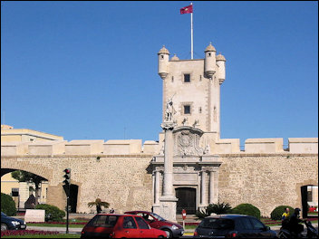 De zuidelijke kant van de Puerta de Tierra