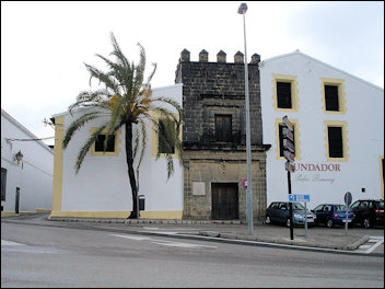 Wijnmakerij met een toren van de stadsmuur van Jerez de la Frontera