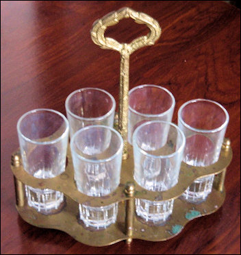 Cañera, een soort dienblad om manzanillaglaasjes in te zetten.