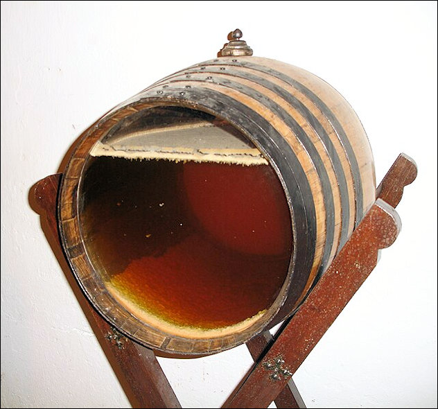 Door het venster in dit vat zien we bovenop de wijn de zogenaamde flor en onder op de bodem la madre del vino