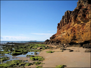 Uitzicht op het eilandje Sancti Petri vanaf het strand van Chiclana de la Frontera.