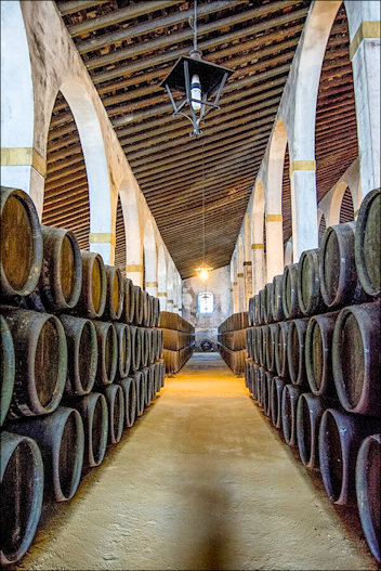 Opslag van sherryvaten in de bodega Lustau