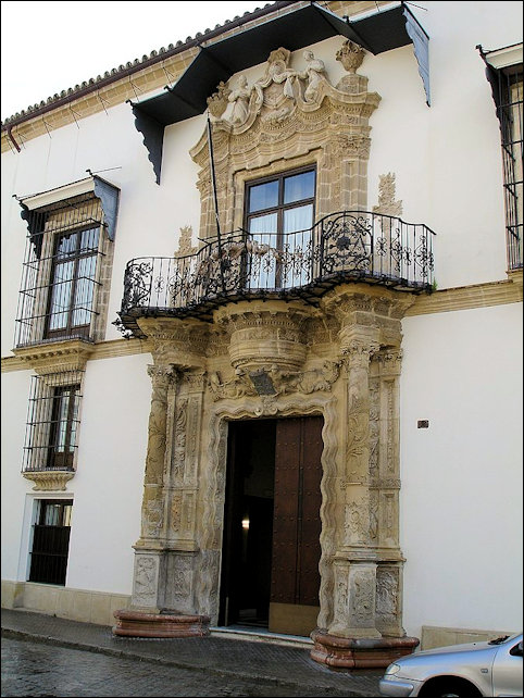 Ingang van het Palacio de Bertemati, met het opvallend golvende balkon en het meebewegende smeedijzeren hekwerk boven de poort