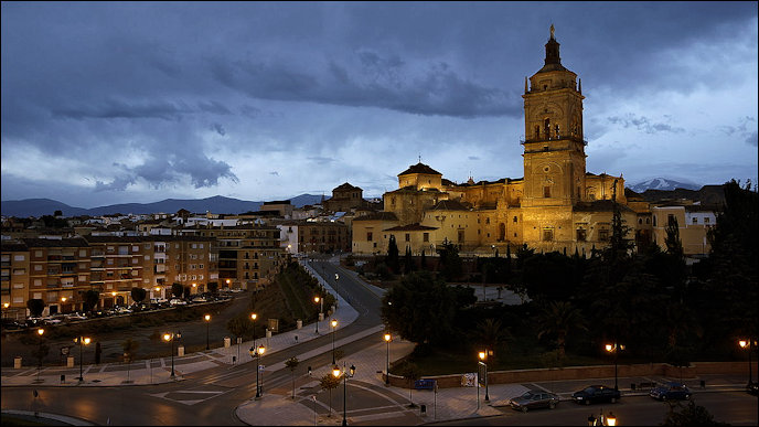 De kathedraal van Guadix in de avond.