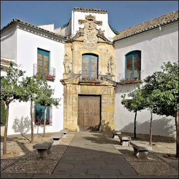 Hoofdingang van het museum Palacio de Viana.