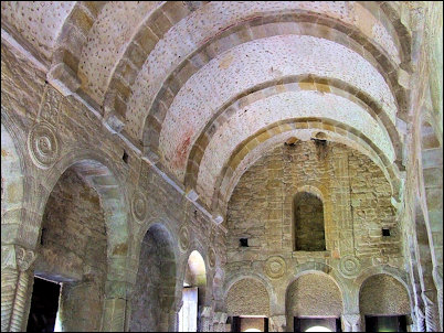 De grote zaal Van het Santa María del Naranco.