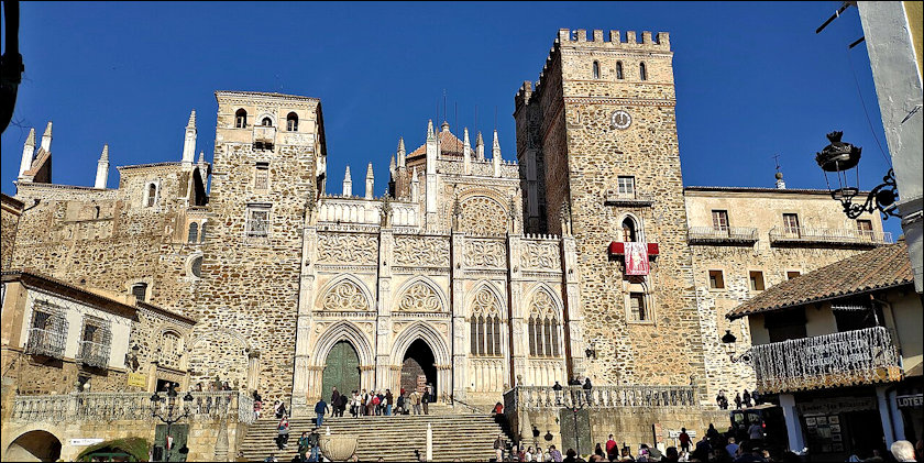 Voorgevel van het Koninklijke klooster van Ntra. Sra. de Guadalupe, Cáceres