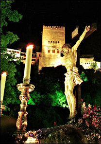 Nachtelijke opname van gekruisigd Christusbeeld.