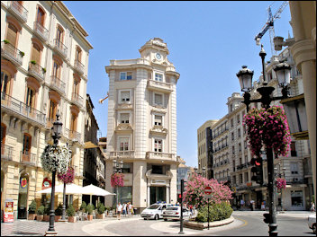 Straatbeeld met fleurige bloembakken.