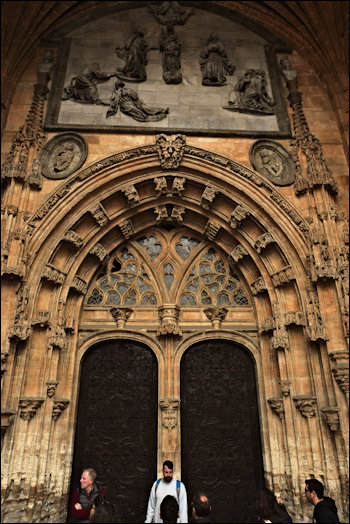 https://commons.wikimedia.org/wiki/File:Hoofdingang_van_de_kathedraal_van_Oviedo.jpg