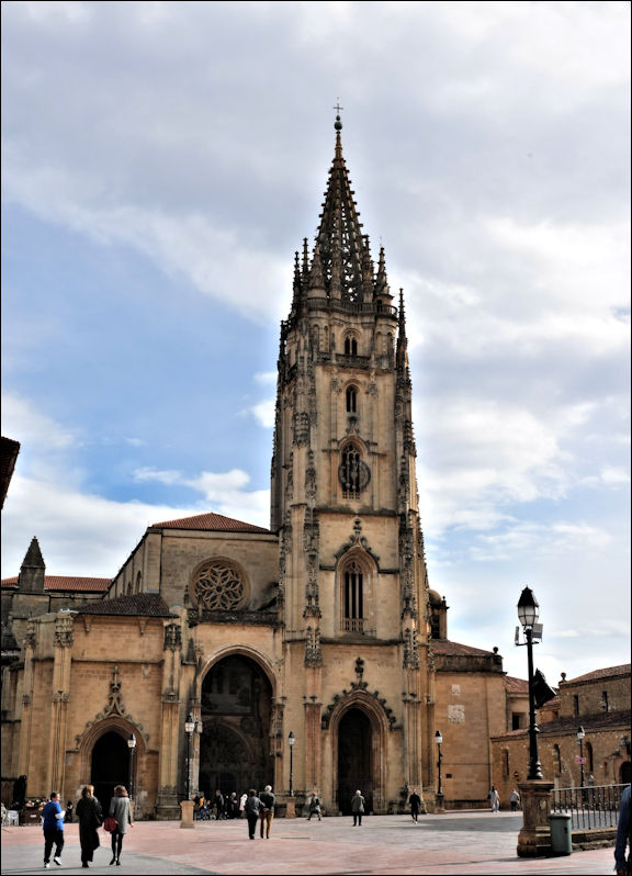 De voorgevel van de kathedraal van Oviedo.