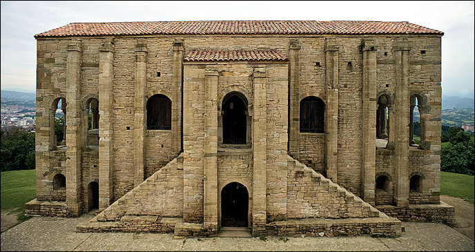 De noordzijde van de Santa María del Naranco.