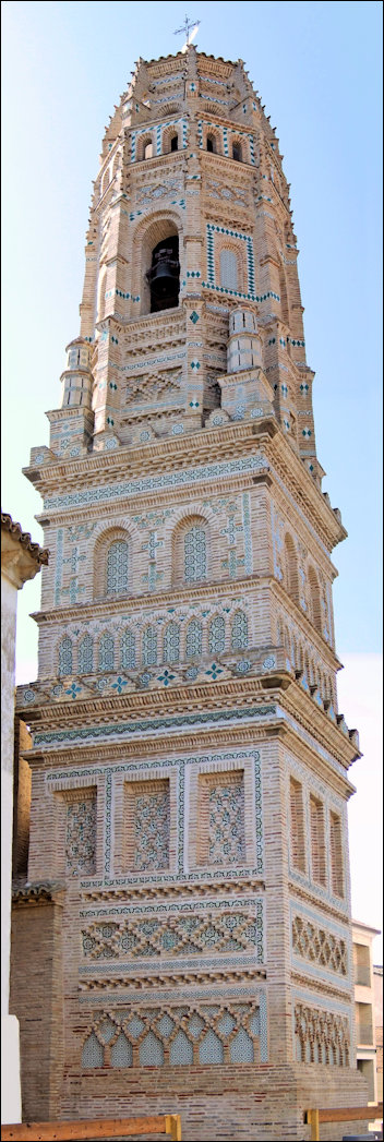 De toren van de Editada kerk, Utebo.