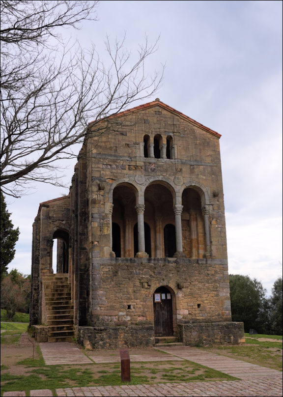 Voorgevel Palacio Santa María de Naranco.