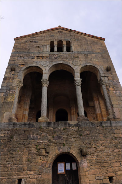 Voorgevel Palacio Santa María de Naranco