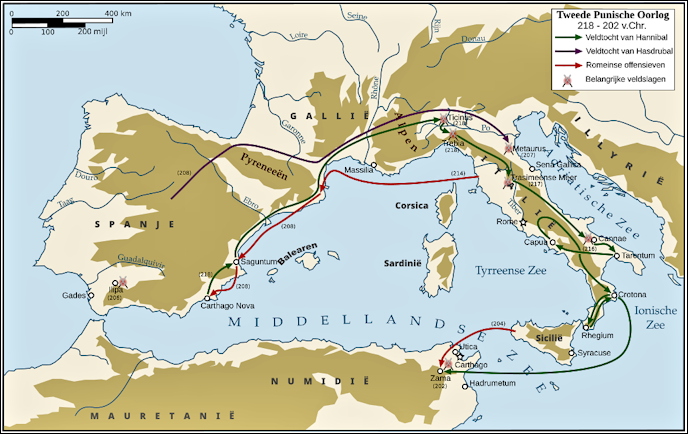 Kaart waarop we zien, het Iberisch schiereiland, Italië en een noordelijk deel van Afrika. We zien met pijlen aangegeven de bewegingen van de leger van Hasdrubal, die van midden Spanje naar het noorden van Italië trekt. Hannibal die vanuit Carthego Nova via de alpen kriskras door Italië trekt en uiteindelijk eindingt in Zama (Afrika). De Romeinen vertrekken vanaf Sicilië naar Zama. Maar een ander Romeinse leger vertrekt met schepen vanuit Italië naar Ampurias om van daaruit de Spaanse oostkust en tenslotte Carthago Nova in te nemen.